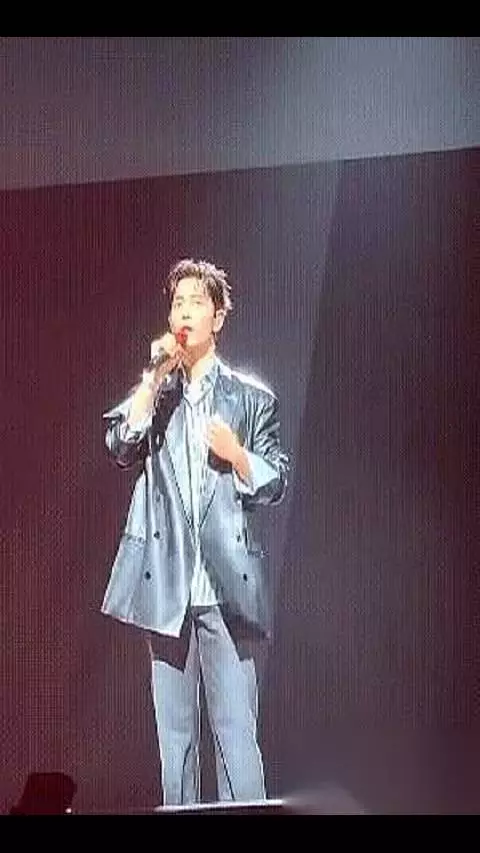 肖战一句话控场,几万人嘘声变致谢