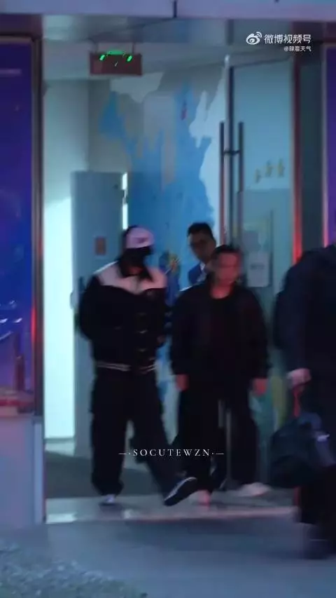 刘耀文呆毛造型搭配黑白拼接夹克启程回北京