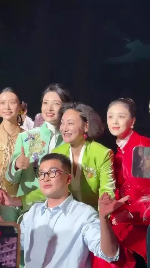 蒋欣MESSENTIAL大秀被亲脖子 处理堪称教科书级别