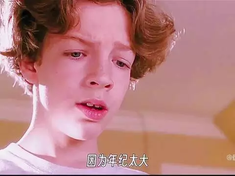 男孩有个神奇的柜子,把假人放进去就能变真人