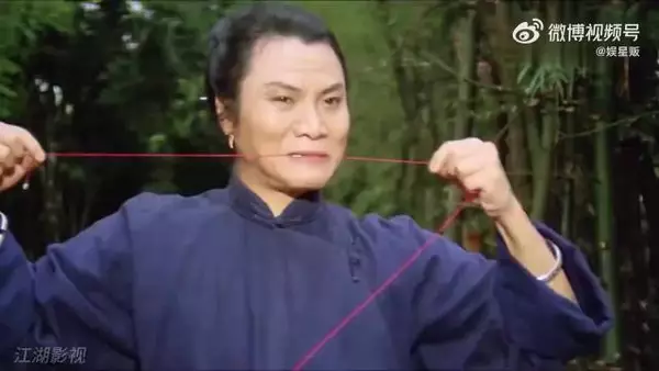 修脸师暗杀老太婆反被掰折手指
