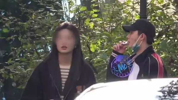 曝张铭恩与女友路边争吵,女友下跪捶打后两人和好牵手回家
