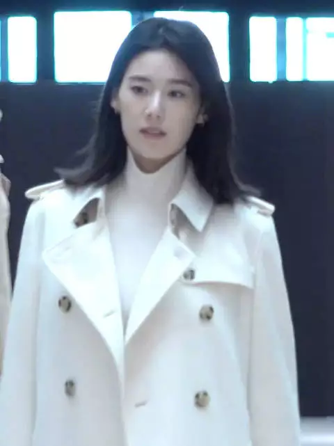 郑恩彩现身首尔Burberry活动 白风衣白裙长靴优雅知性