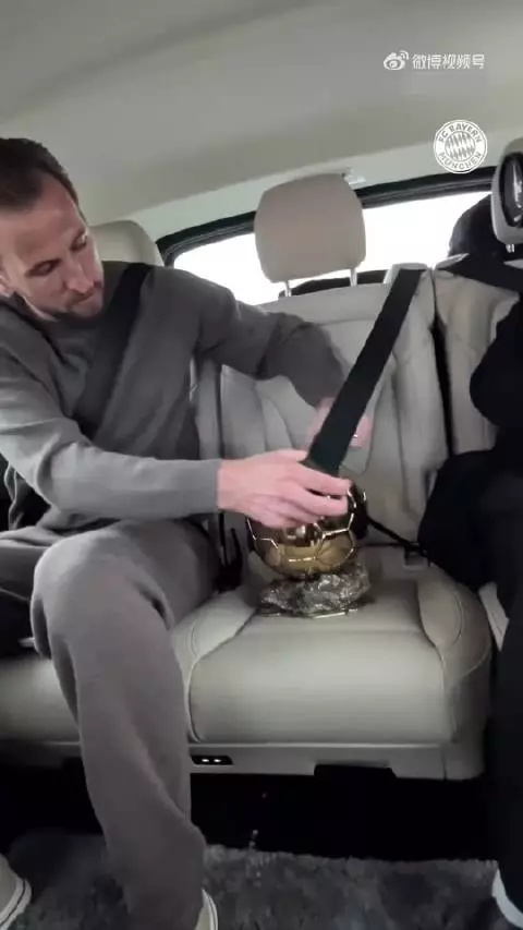 也太可爱了吧凯恩带着金球奖杯返程回家，刚上车就认真给奖杯系好了安全带