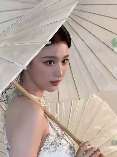 王楚然春晚国风造型展古典富贵花气场