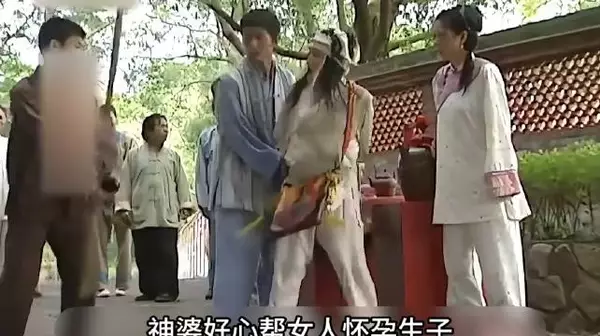 神婆帮女人怀孕生子，不料女人恩将仇报，把神婆的孩子打流产了