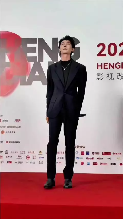 姚冠宇微短剧之夜被索飞吻 笑问像话吗