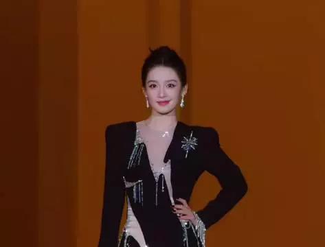 好美的脸!好绝的气质 李沁进行曲 走的优雅气质 步步生莲