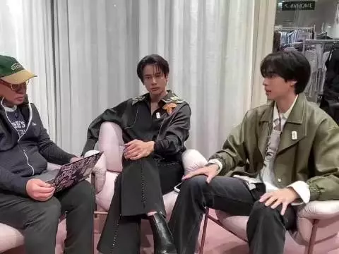 他初见面面无表情，后来主动靠近我