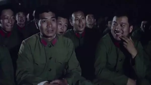 经典之作！所有士兵都在外面看电影，指导员却吃着进口巧克力悠闲地看杂志
