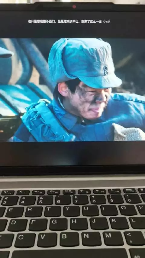 落魄的刘铮亮、艾辰、周正三人一起当群演,褪去所有身份光环,默默相伴