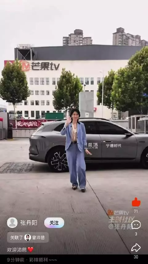 晕倒了 萌哭了 耳朵上戴着一大颗 甜妹来的