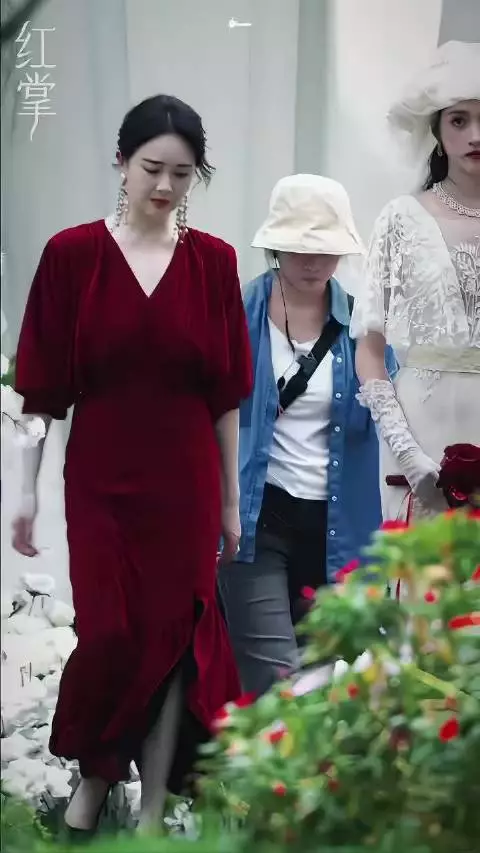 左小青 是去拍短剧了吗？不过还是好漂亮！身材太好了