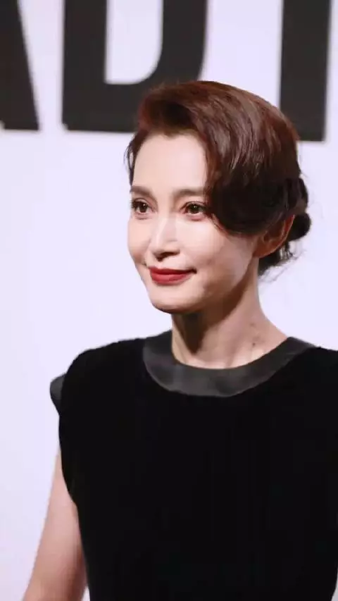 李冰冰原相机怼脸直拍，状态依旧在线，今日份妆容精致大气，气场十足