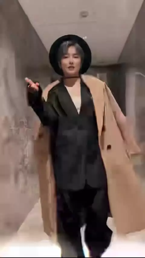 语言可以修饰伪装,但下意识的小动作藏不住真心,成年人旧友相处真的太戳人