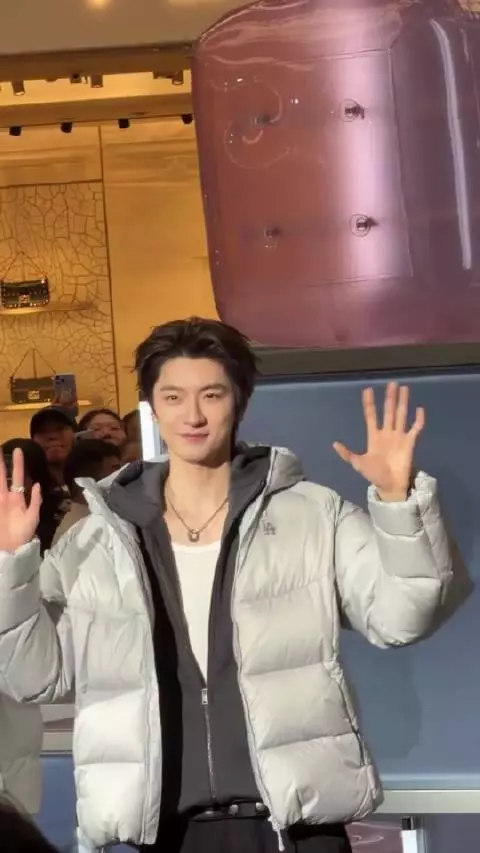 林一这快乐大男孩,又高又帅太出众了!