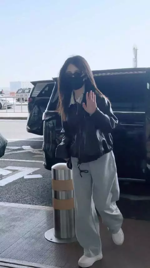 tsytsy这两周的见面频率快比一年都多啦哈哈哈哈 小姐姐起落平安