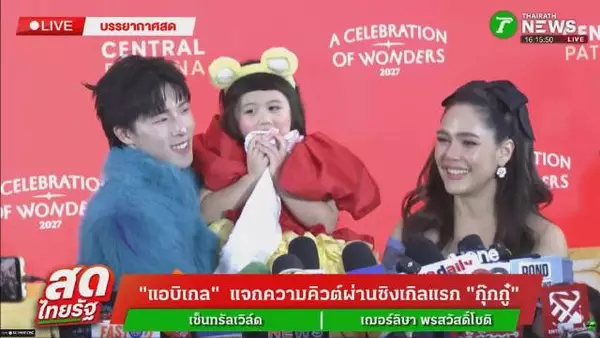 nong gale今天又有工作呀~ 困困的还在坚持嘿嘿 好敬业的小女孩! 261029