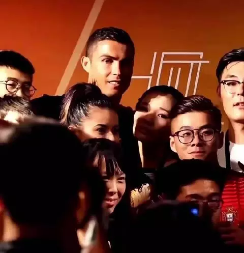 C罗来到中国温柔含笑回应女孩献吻