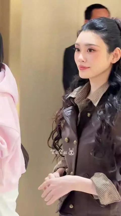 奚梦瑶状态真不错啊,生图里都能看到肉眼可见的好皮肤,又白又细腻