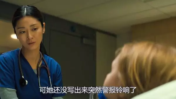 女孩孝敬妈妈,喂她吃宠物胶囊,复仇电影