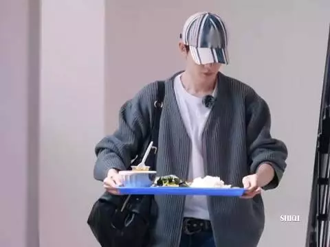 邓为认证吴君如超模脸 花儿与少年火车表演秀