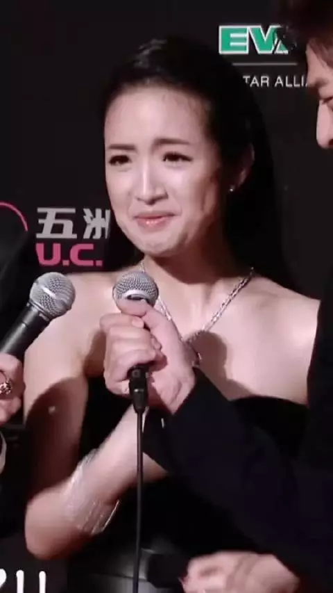 林依晨周渝民亮相电影节红毯，黑色抹胸礼服吸睛