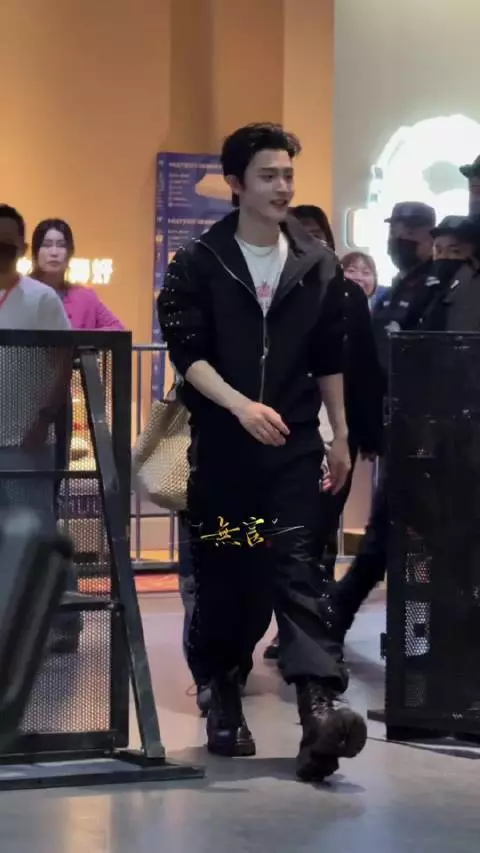 祖一今天造型也太帅了吧 所有人感受这个背头！