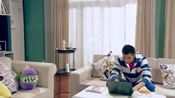 一菲邀请小贤一起看杂志，小贤：该配合你演出的我你视而不见 爱情公寓｜搞笑