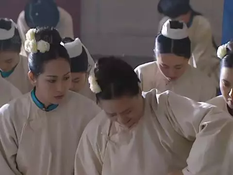 德妃赶紧出来调停两个儿子，让张五哥扶着老十四给雍正跪下，老十四直接拒绝