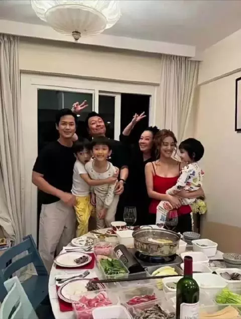 陈凯琳家请客挤如茶餐厅卡座,郑嘉颖抱孩子站不下