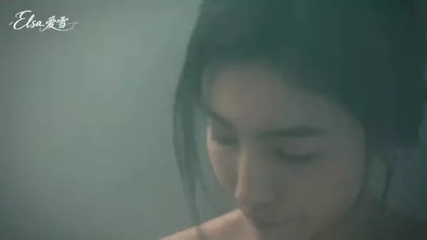 女子洗澡时浴室镜子莫名出现裂痕