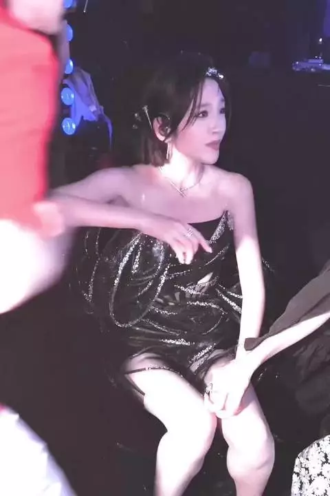 王濛唐艺昕披荆斩棘总决赛见面拉手热聊