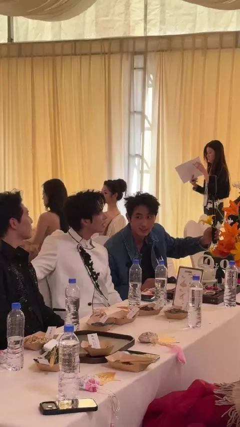 王凯沐王小亿一起自拍呢～短国演员们