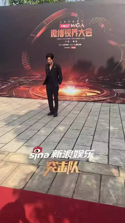 新浪娱乐突击队@俞灏明 被晒到睁不开眼 哥下次可以带墨镜来️
