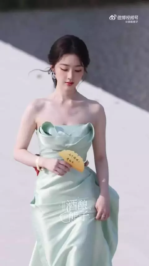邓恩熙美得像玉瓶一样，氛围感直接拉满，清透又高级，这颜值谁看了不心动！