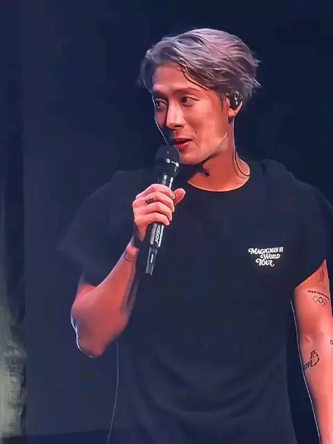 王嘉尔演唱会自曝身高不足180厘米