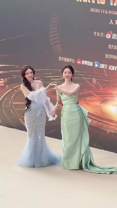 程潇雾蓝鱼尾裙珍珠头纱亮相，人鱼姬公主造型曝光