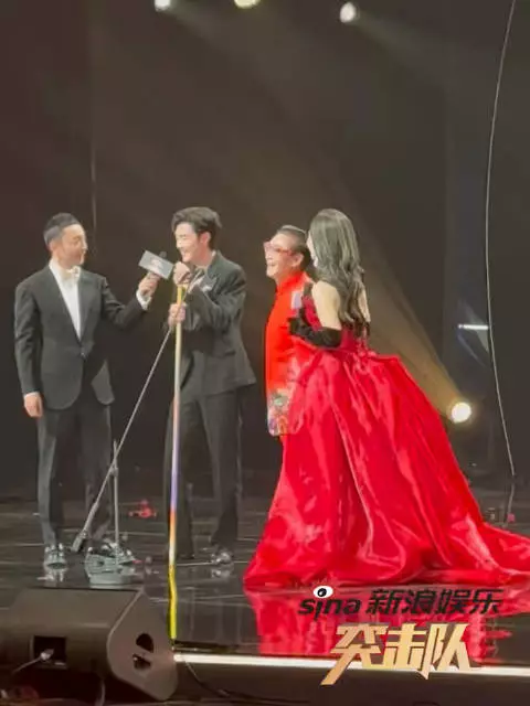 陈少熙和六小龄童老师同台，紧张到扑倒！就这样在舞台上“闯祸”太可爱了！