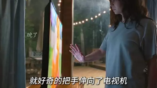 女主只是看见电视里的玩偶在和她打招呼,就好奇地把手伸向了电视机