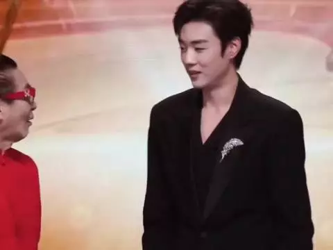 六小龄童转发陈少熙合影同台学耍金箍棒