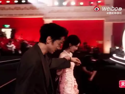 红毯盛典人来人往，王传君留意到孟子义，小跑搀扶，分寸感拉满