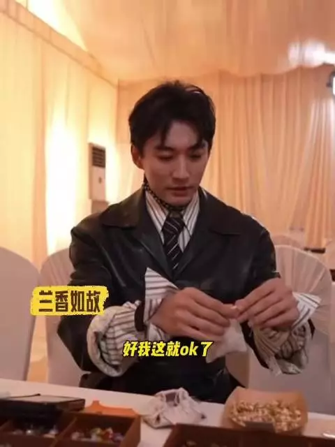 谭松韵与林大爷后台制作香包,林大爷提醒直播